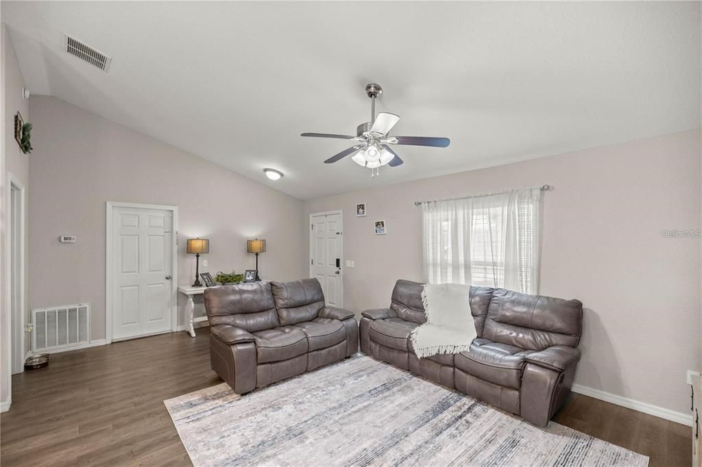 For Sale: $244,900 (3 beds, 2 baths, 1233 Square Feet)