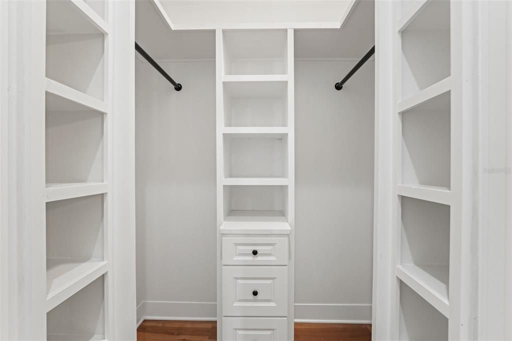 For Sale: $700,000 (4 beds, 4 baths, 2500 Square Feet)