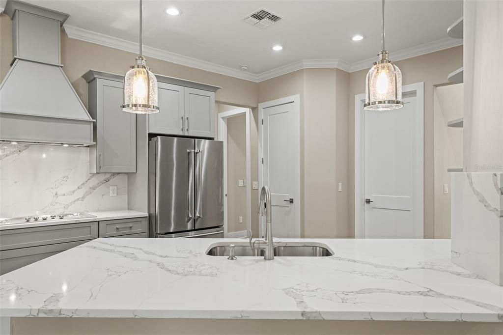 For Sale: $700,000 (4 beds, 4 baths, 2500 Square Feet)