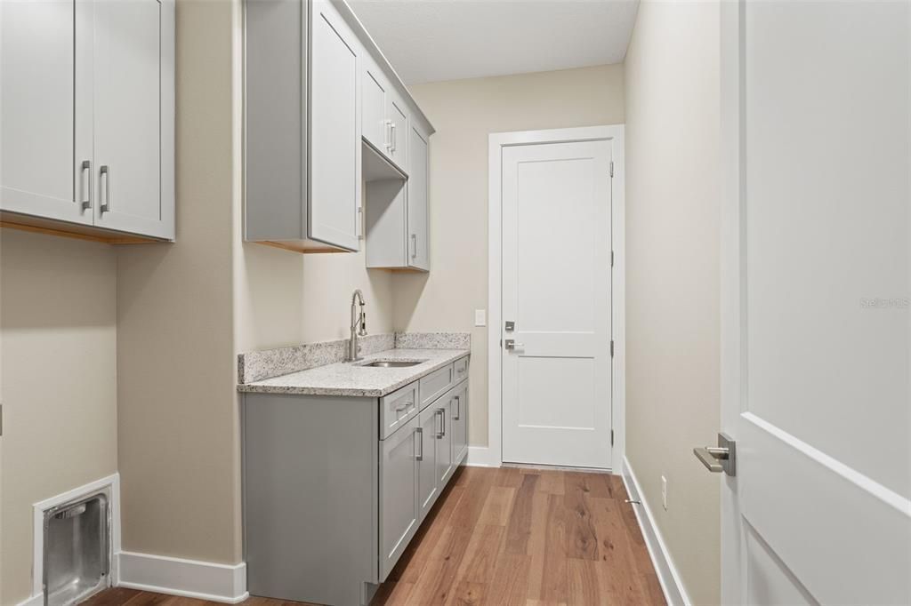 For Sale: $700,000 (4 beds, 4 baths, 2500 Square Feet)