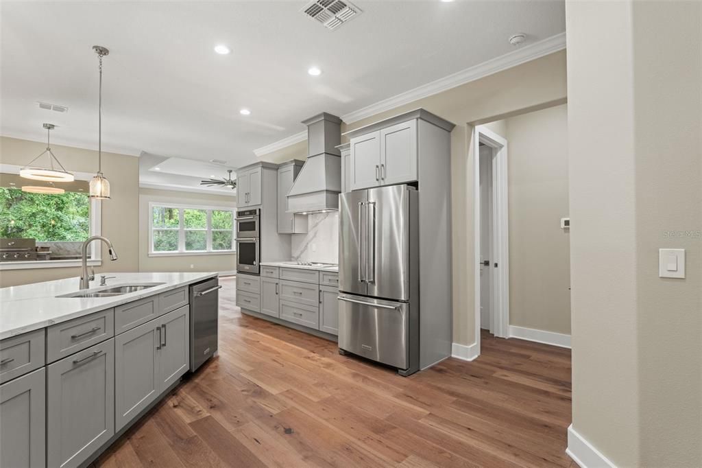 For Sale: $700,000 (4 beds, 4 baths, 2500 Square Feet)