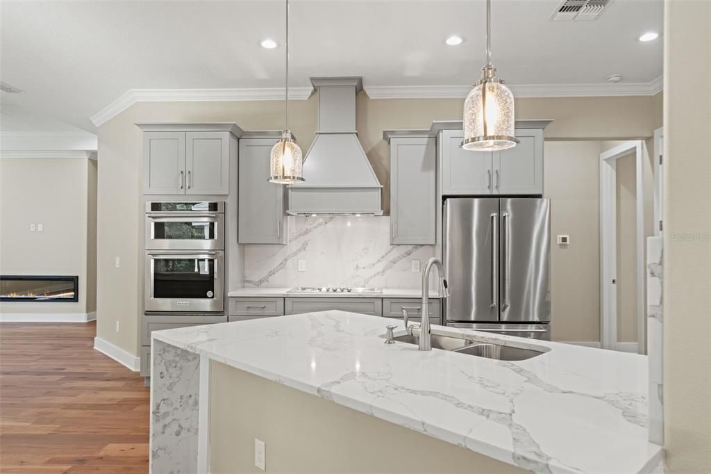 For Sale: $700,000 (4 beds, 4 baths, 2500 Square Feet)