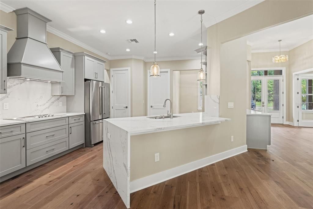 For Sale: $700,000 (4 beds, 4 baths, 2500 Square Feet)