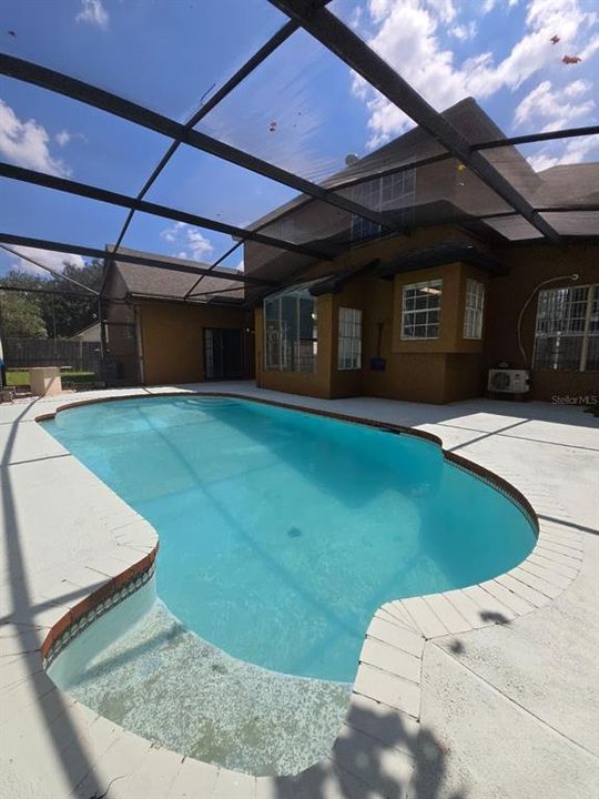 合同活跃: $3,295 (4 贝兹, 3 浴室, 1841 平方英尺)