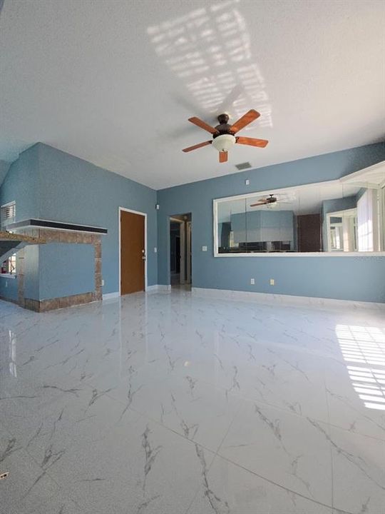 合同活跃: $3,295 (4 贝兹, 3 浴室, 1841 平方英尺)