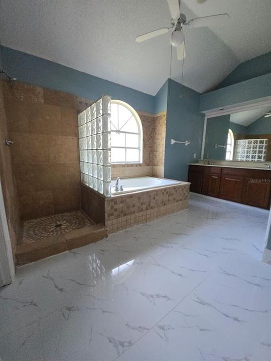 合同活跃: $3,295 (4 贝兹, 3 浴室, 1841 平方英尺)