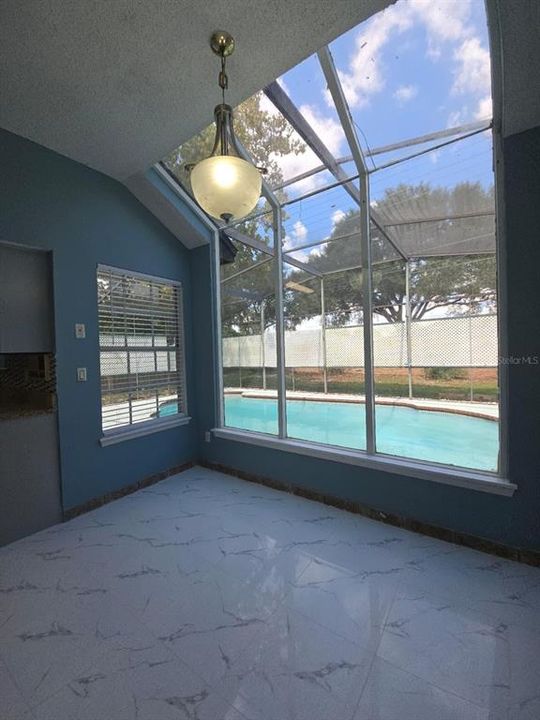 合同活跃: $3,295 (4 贝兹, 3 浴室, 1841 平方英尺)