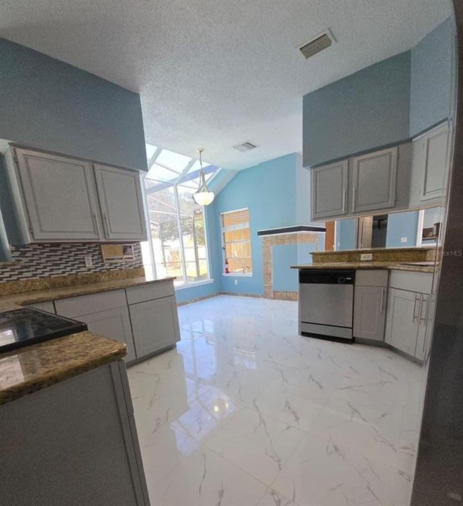 合同活跃: $3,295 (4 贝兹, 3 浴室, 1841 平方英尺)