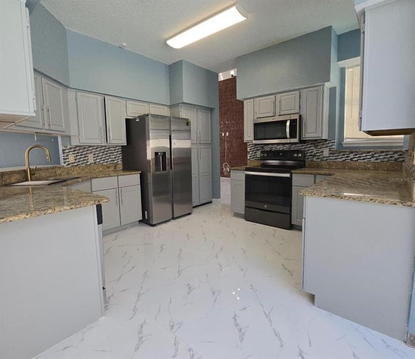 合同活跃: $3,295 (4 贝兹, 3 浴室, 1841 平方英尺)