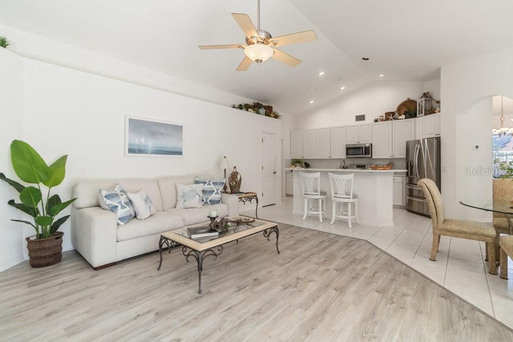 Под контрактом: $459,900 (4 спален, 3 ванн, 2283 Квадратных фут)