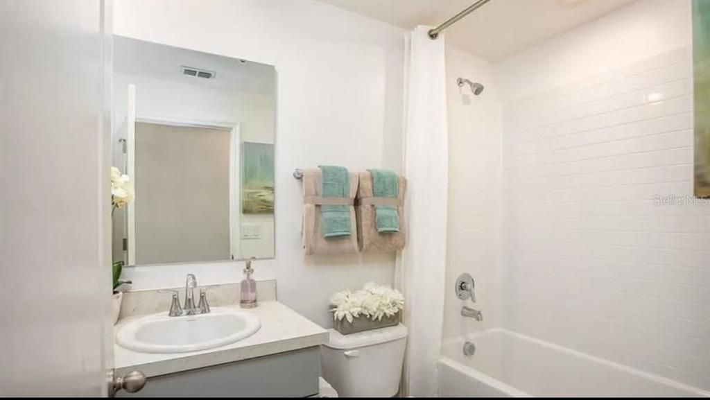 Activo con contrato: $272,900 (4 camas, 2 baños, 1876 Pies cuadrados)