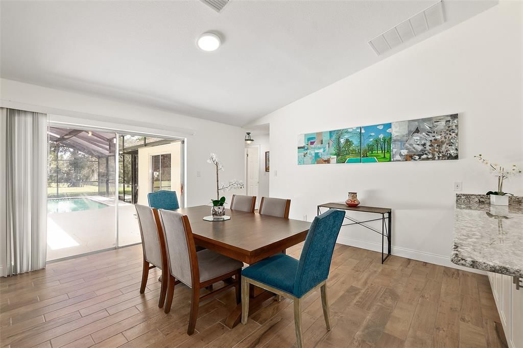 合同活跃: $720,000 (4 贝兹, 3 浴室, 2191 平方英尺)