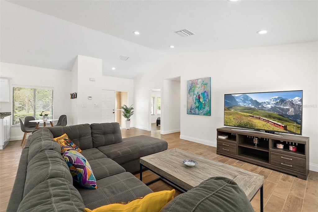 合同活跃: $720,000 (4 贝兹, 3 浴室, 2191 平方英尺)