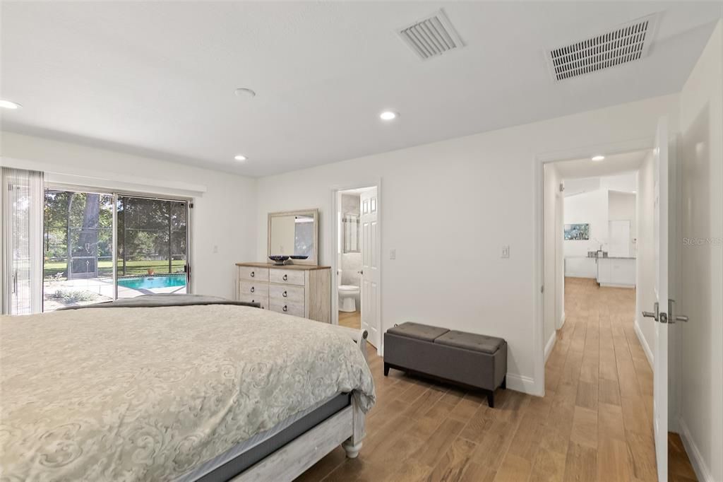 合同活跃: $720,000 (4 贝兹, 3 浴室, 2191 平方英尺)