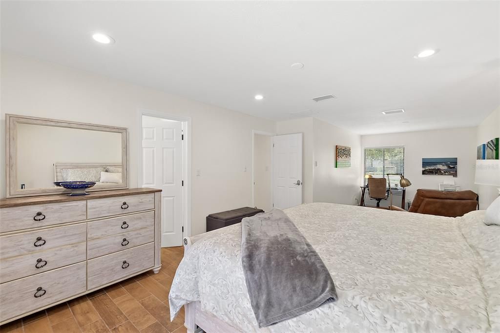 合同活跃: $720,000 (4 贝兹, 3 浴室, 2191 平方英尺)