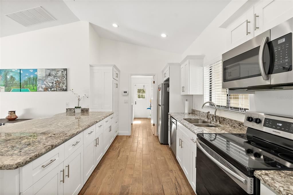 合同活跃: $720,000 (4 贝兹, 3 浴室, 2191 平方英尺)