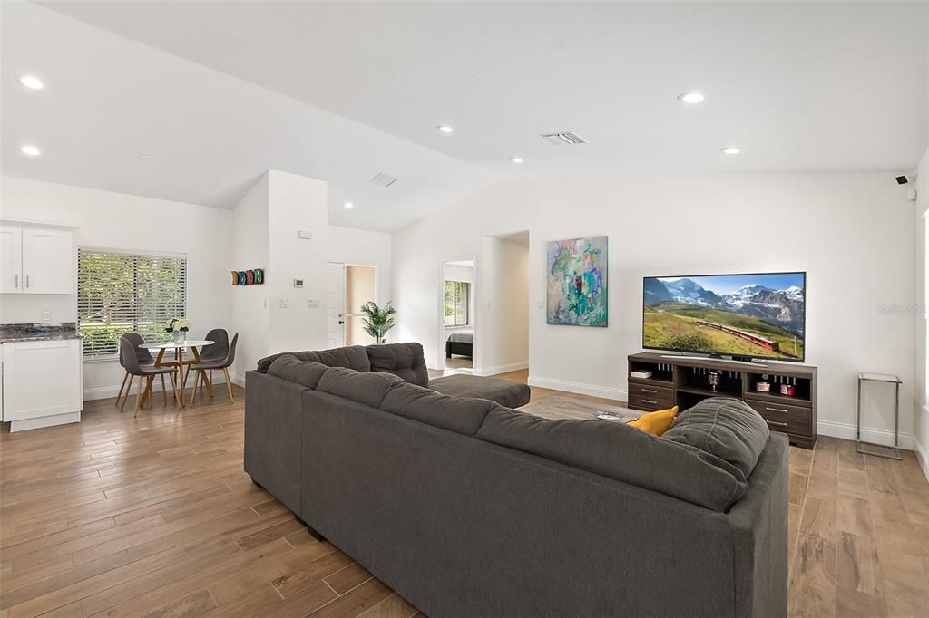 合同活跃: $720,000 (4 贝兹, 3 浴室, 2191 平方英尺)