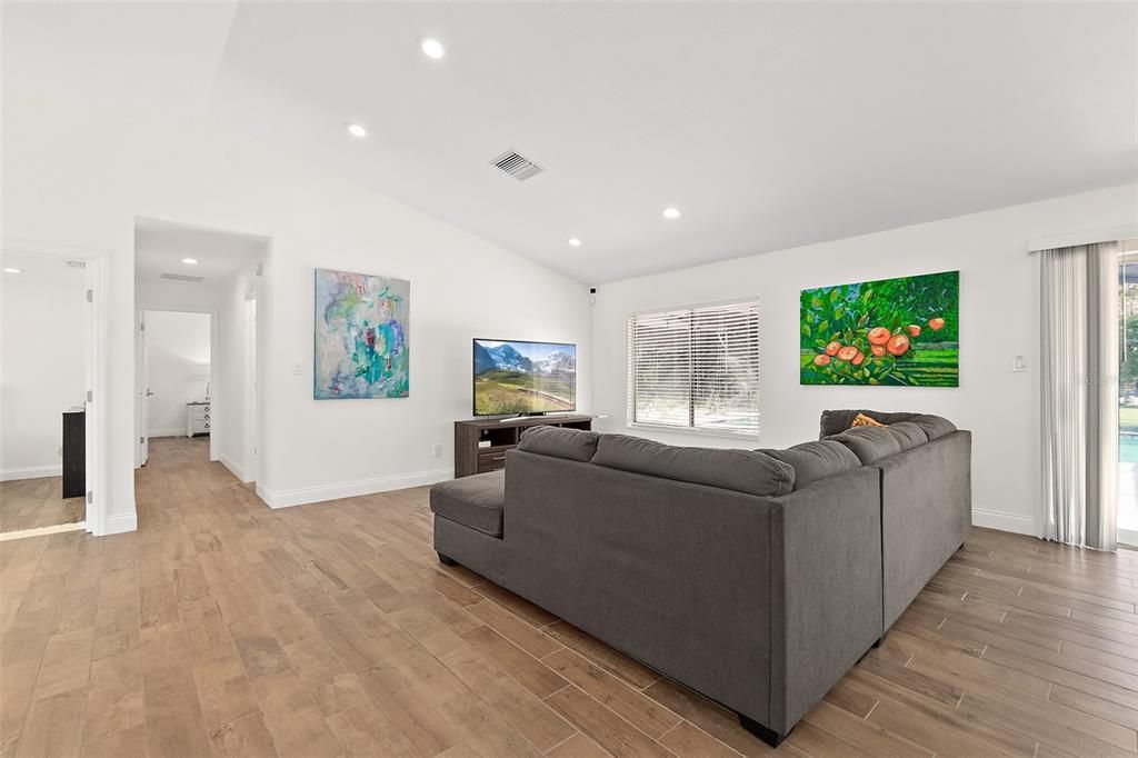 合同活跃: $720,000 (4 贝兹, 3 浴室, 2191 平方英尺)