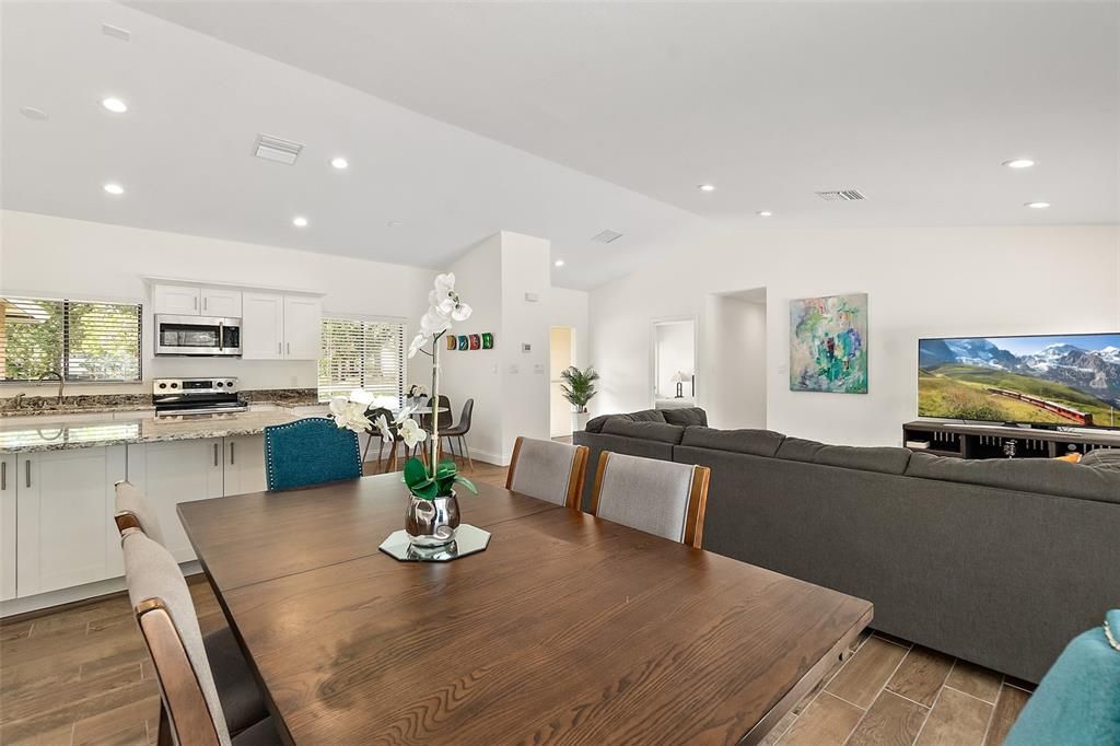 合同活跃: $720,000 (4 贝兹, 3 浴室, 2191 平方英尺)