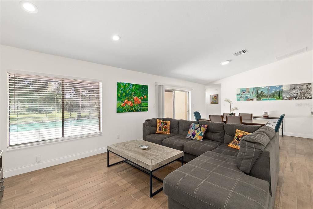 合同活跃: $720,000 (4 贝兹, 3 浴室, 2191 平方英尺)