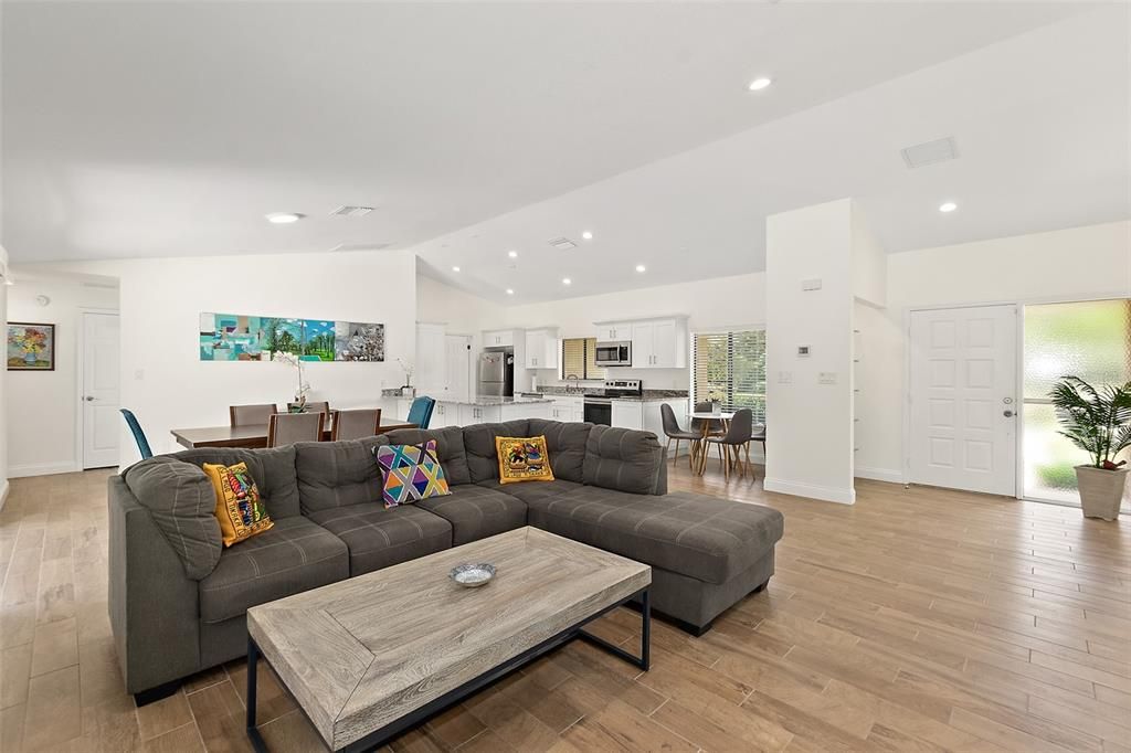 合同活跃: $720,000 (4 贝兹, 3 浴室, 2191 平方英尺)