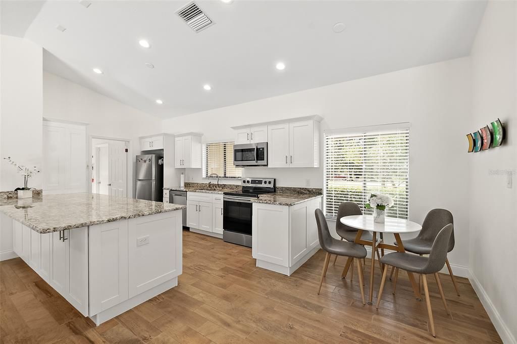 合同活跃: $720,000 (4 贝兹, 3 浴室, 2191 平方英尺)