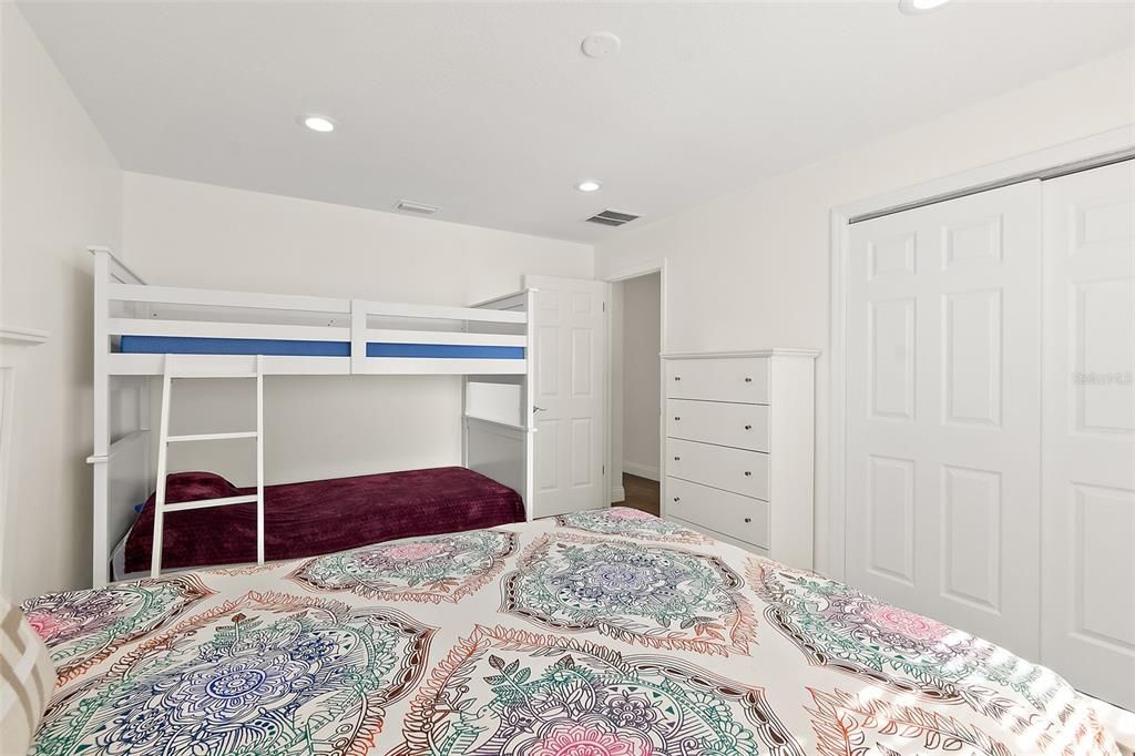 合同活跃: $720,000 (4 贝兹, 3 浴室, 2191 平方英尺)