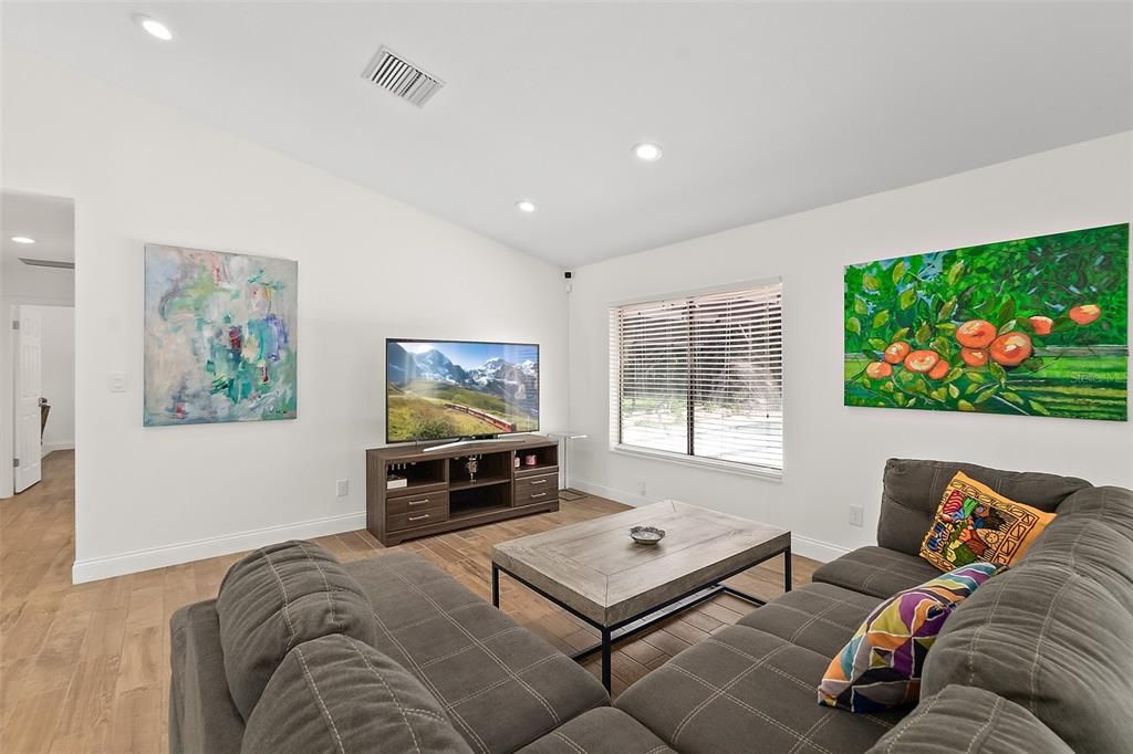 合同活跃: $720,000 (4 贝兹, 3 浴室, 2191 平方英尺)