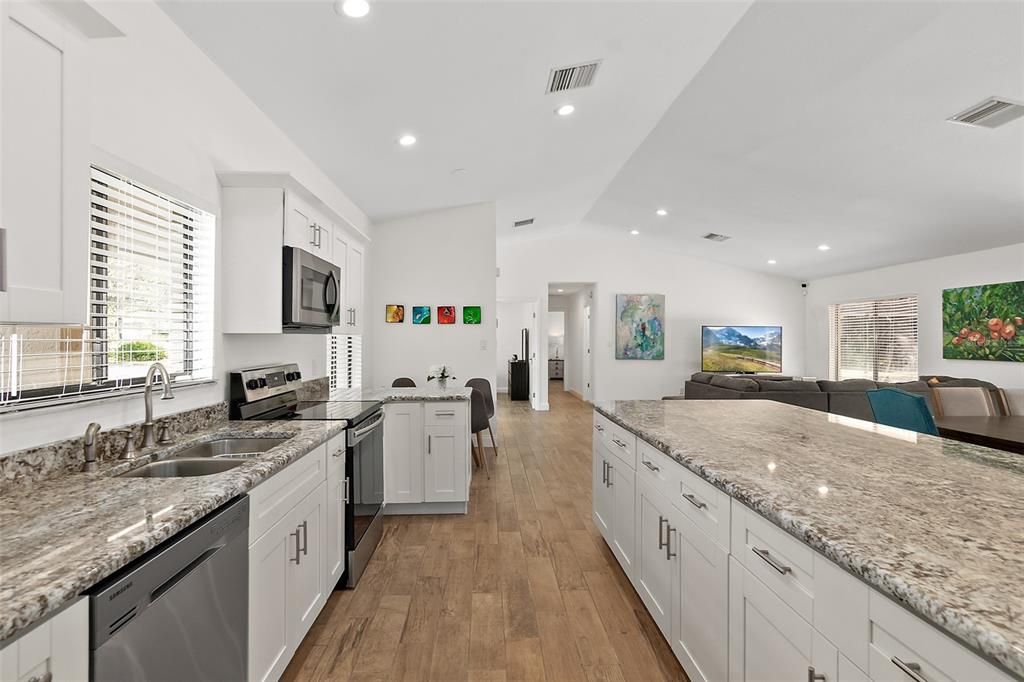 合同活跃: $720,000 (4 贝兹, 3 浴室, 2191 平方英尺)