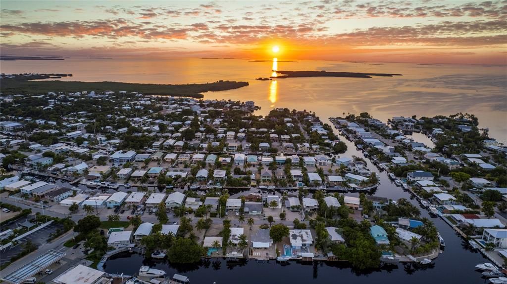 For Sale: $1,250,000 (3 beds, 3 baths, 1360 Square Feet)