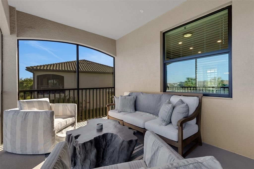 Под контрактом: $575,000 (3 спален, 2 ванн, 2108 Квадратных фут)