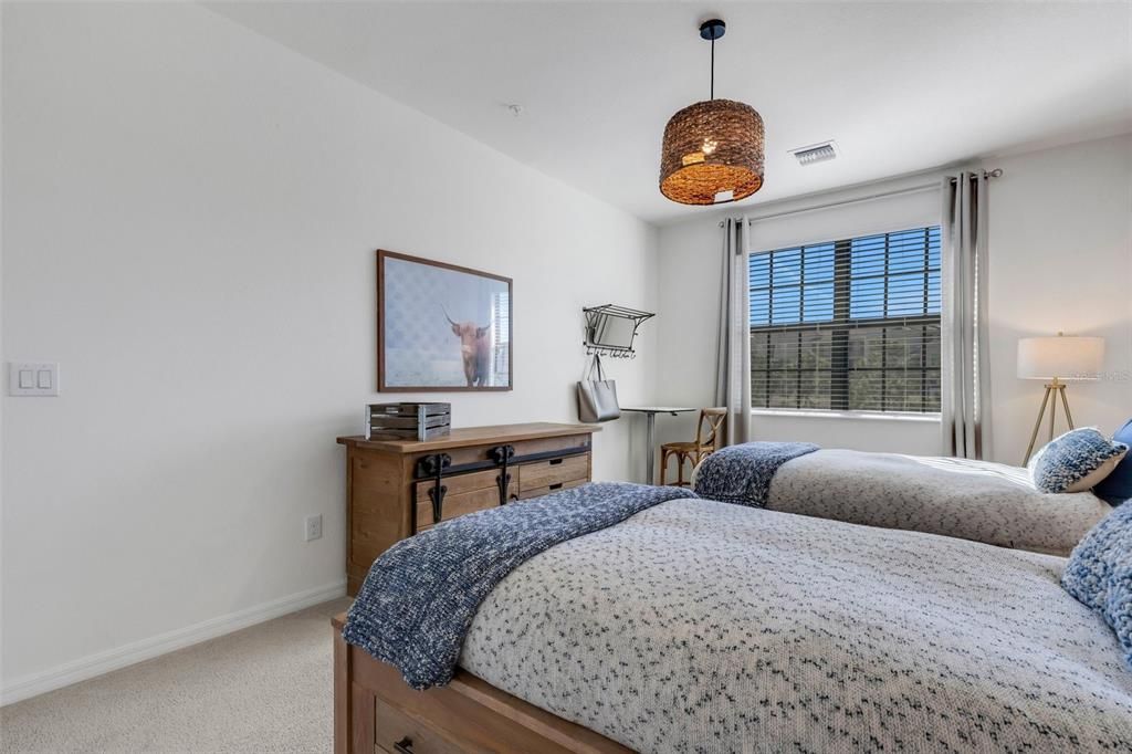 Под контрактом: $575,000 (3 спален, 2 ванн, 2108 Квадратных фут)