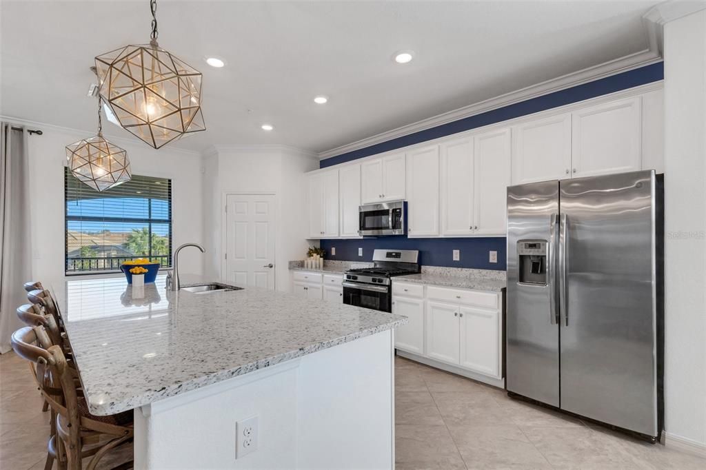 Под контрактом: $575,000 (3 спален, 2 ванн, 2108 Квадратных фут)