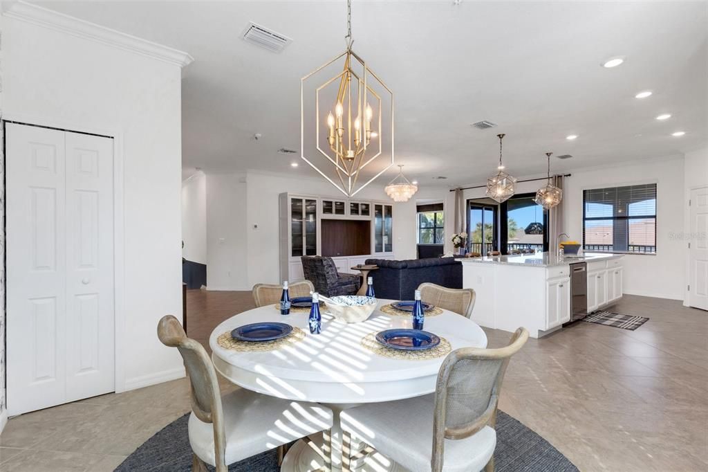 Под контрактом: $575,000 (3 спален, 2 ванн, 2108 Квадратных фут)