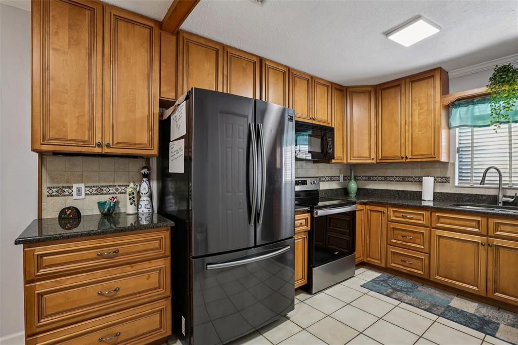 Activo con contrato: $380,000 (4 camas, 2 baños, 1401 Pies cuadrados)