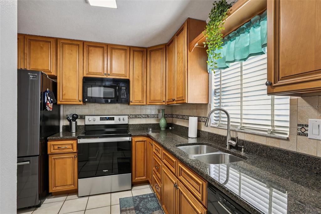 Activo con contrato: $380,000 (4 camas, 2 baños, 1401 Pies cuadrados)