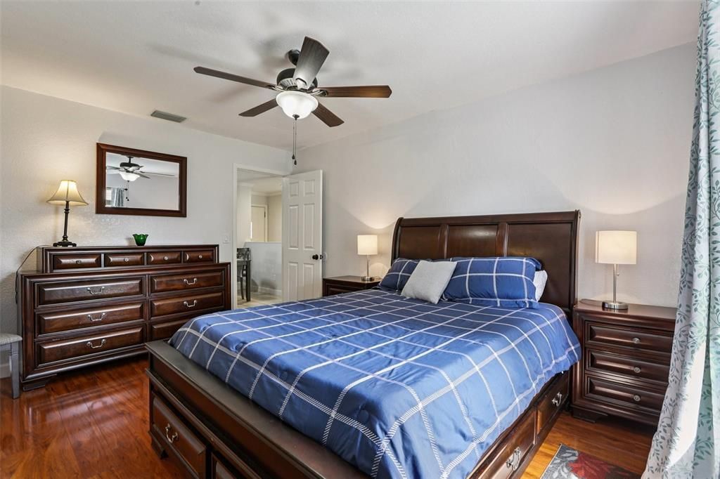 Activo con contrato: $380,000 (4 camas, 2 baños, 1401 Pies cuadrados)