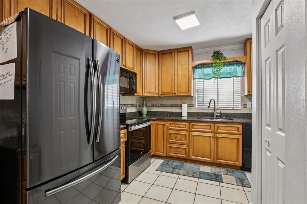 Activo con contrato: $380,000 (4 camas, 2 baños, 1401 Pies cuadrados)