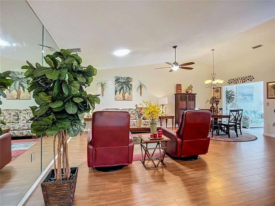 Activo con contrato: $279,900 (2 camas, 2 baños, 1443 Pies cuadrados)