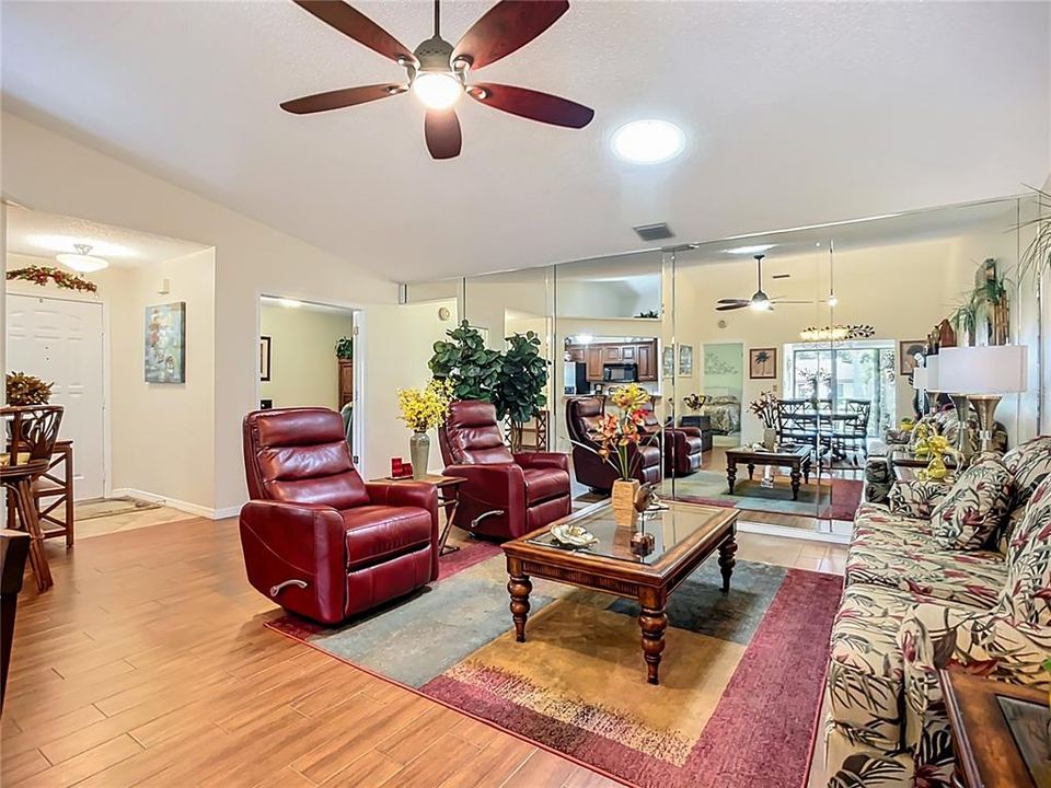 Activo con contrato: $279,900 (2 camas, 2 baños, 1443 Pies cuadrados)