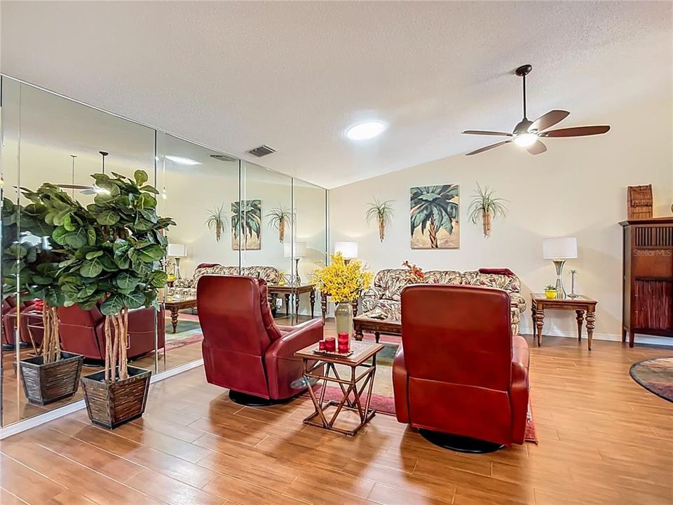 Activo con contrato: $279,900 (2 camas, 2 baños, 1443 Pies cuadrados)