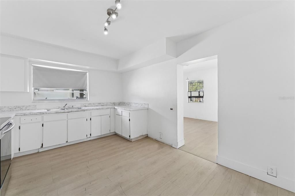 На продажу: $275,000 (3 спален, 1 ванн, 1176 Квадратных фут)