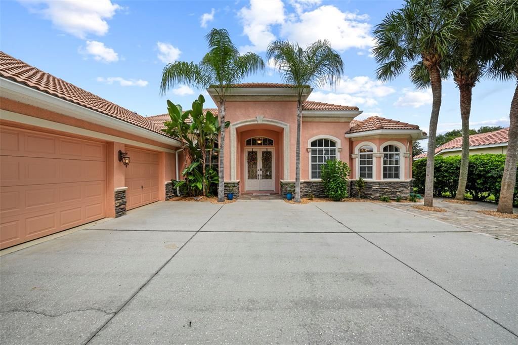 Activo con contrato: $725,000 (4 camas, 3 baños, 2749 Pies cuadrados)