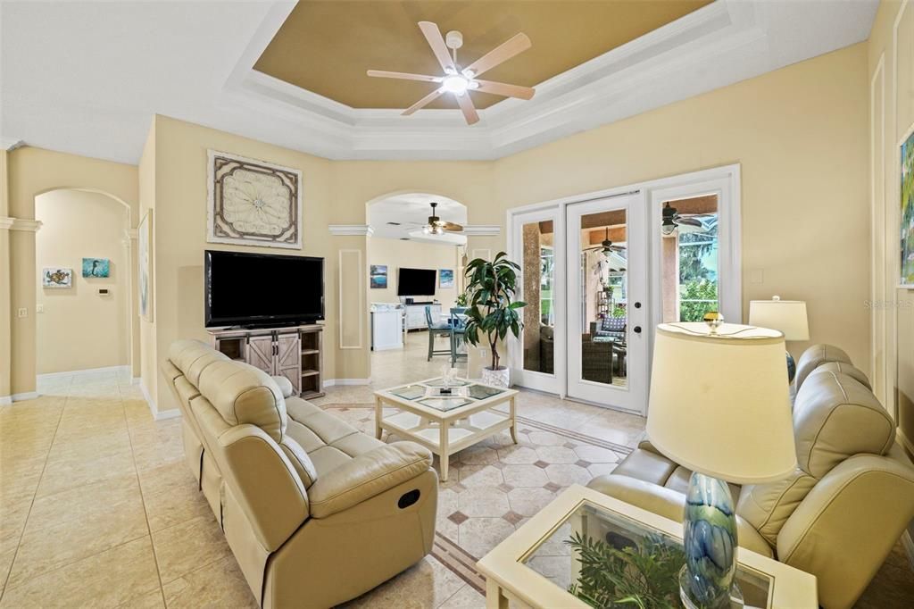 Activo con contrato: $725,000 (4 camas, 3 baños, 2749 Pies cuadrados)