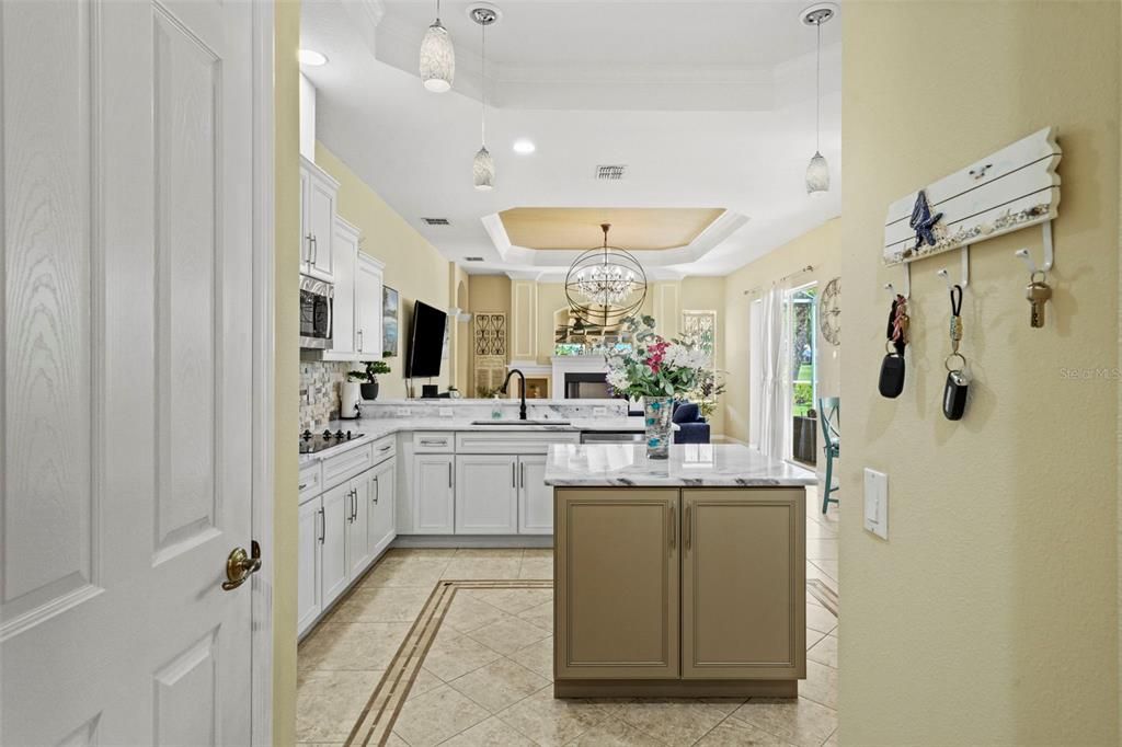 Activo con contrato: $725,000 (4 camas, 3 baños, 2749 Pies cuadrados)