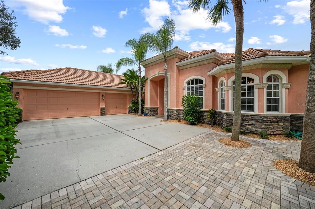 Activo con contrato: $725,000 (4 camas, 3 baños, 2749 Pies cuadrados)