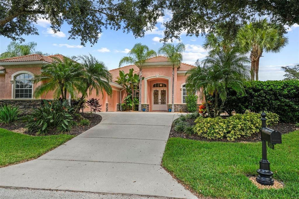 Activo con contrato: $725,000 (4 camas, 3 baños, 2749 Pies cuadrados)