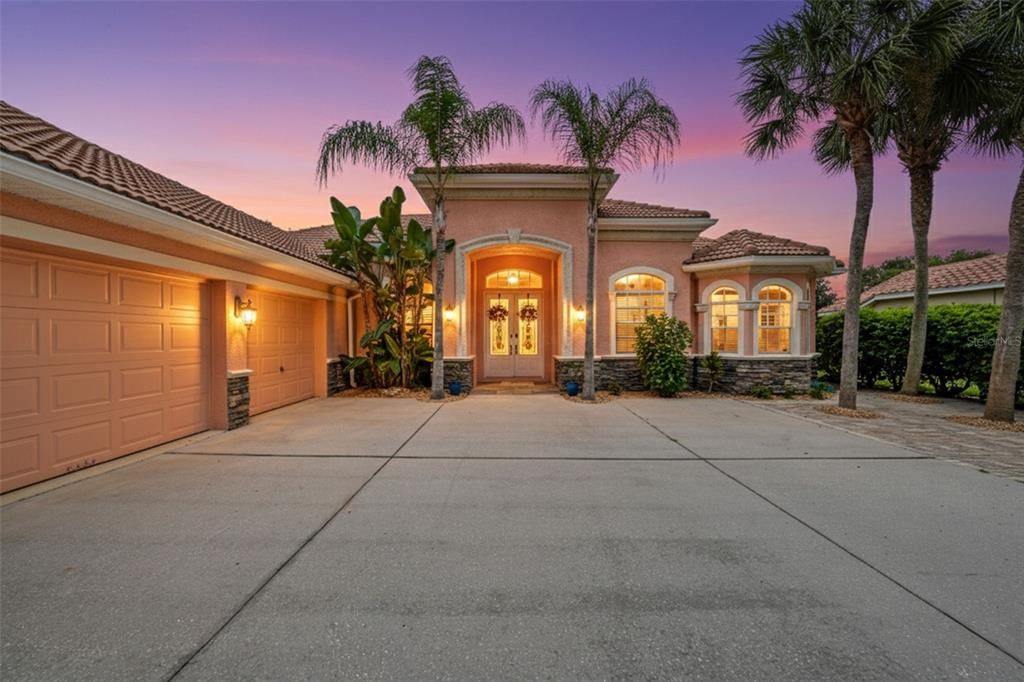 Activo con contrato: $725,000 (4 camas, 3 baños, 2749 Pies cuadrados)