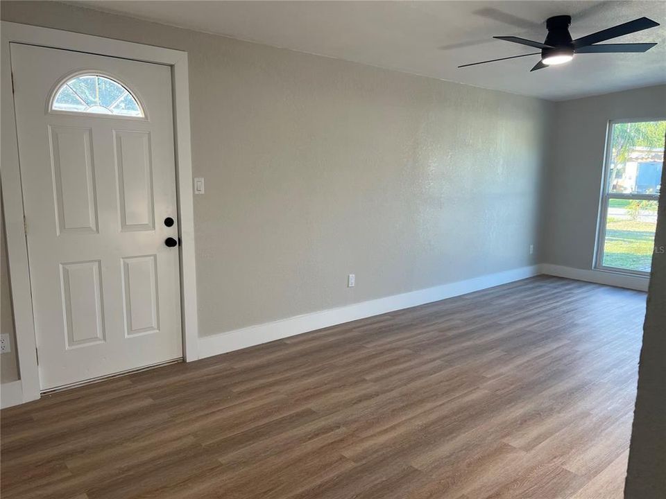 合同活跃: $360,000 (4 贝兹, 2 浴室, 1610 平方英尺)