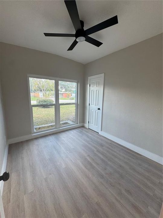 合同活跃: $360,000 (4 贝兹, 2 浴室, 1610 平方英尺)